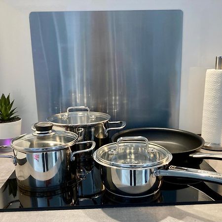 Living At Saarpartments -Adultsonly- 2 Bedrooms, Kitchen - Business & Holiday Apartments For Long- And Short Term Stay, 3 Min To Train Station, Secure E-Bike Parking! Saarbrücken Eksteriør billede